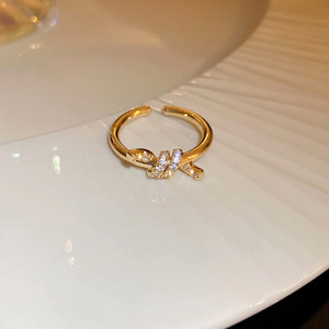Anello Classico di Lusso Placcato Oro 18K con Diamanti Intrecciati e Micro Zirconi per Feste e Fidanzamenti - Product Image 5