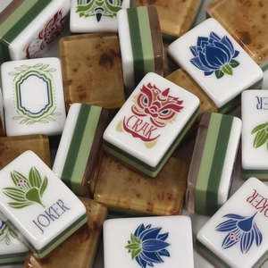Venta al por Mayor de Fichas de Mahjong Americanas Portátiles de Lujo, Acrílicas y con Patrón de Madera de 4 Capas - Product Image 1