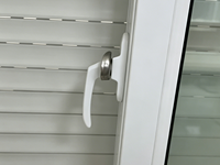 Fenêtre PVC oscillo-battante avec volet roulant en aluminium ventilé, antivol, étanche et insonorisé pour maison conteneur