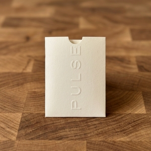 <span class=keywords><strong>Buste</strong></span> <span class=keywords><strong>Bianche</strong></span> in <span class=keywords><strong>Carta</strong></span> Artistica Opaca con Logo in Rilievo e Biglietto di Ringraziamento Personalizzato per Marchi di Moda - Product Image 3