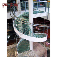 Escalier en colimaçon en bois moderne et durable pour appartement, intérieur