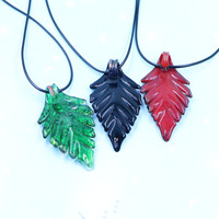 Pendentif en verre soufflé artisanal traditionnel avec feuille dorée, bijou classique pour femme