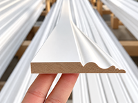Moulures en bois MDF imperméables en pin, design moderne de première qualité, plinthes blanches apprêtées pour décoration intérieure, plinthes peintes