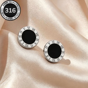 Boucles d'oreilles clous en acier titane à chiffres romains, boucles d'oreilles rondes à effet goutte d'huile noires, style rétro européen et américain, simples et originales - Product Image 4