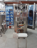 Machine de remplissage et d'emballage de sachets de crème au chocolat en forme de cône