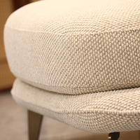 Fauteuil d'appoint moderne rembourré en tissu beige avec pieds en bois et métal pour hall d'hôtel