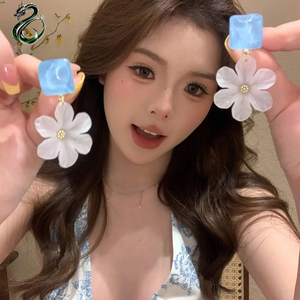 Pendientes de tuerca de aleación de cobre con diseño floral <span class=keywords><strong>azul</strong></span> en tonos fríos para mujer, estilo sofisticado de nicho, novedad 2026, para vacaciones en la playa, OEM - Product Image 1