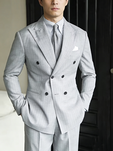 Abito Slim Business Grigio Chiaro a Righe con Drappeggio, Doppiopetto con Doppia Apertura, Risvolto a Punta per Uomo, Personalizzazione OEM - Product Image 2