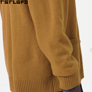 Cárdigan Personalizado de Lana de Cordero para Hombre, Amarillo Mostaza, Cuello en V, Bolsillos de Parche, Estilo Urbano, Fabricantes de Suéteres para Hombre al por Mayor - Product Image 3