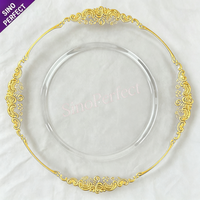 Assiette de présentation dorée en plastique durable à bords festonnés et cannelés, idéale pour les mariages, événements, dîners d'hôtel et la décoration de table.