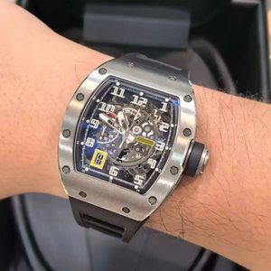 Reloj mecánico para hombre más vendido en 2026 con caja en forma de barril hecha de titanio de alta calidad, esfera hueca y correa de caucho - Product Image 1