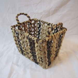 Panier/Plateau multifonction vintage en jacinthe d'eau tressé à la main, écologique et économique, avec poignée confortable pour chambre et salon - Product Image 1