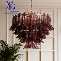 Lustre en verre artisanal à pétales magenta de style médiéval français, suspension de luxe légère pour villa, hôtel, salon et salle à manger