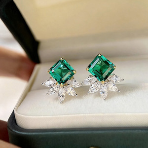 Orecchini a Perno Geometrici a Forma di Marquise Verde per Donne, Design Bicolore per Uso Quotidiano - Product Image 3