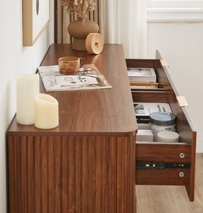 Commode moderne à 6 tiroirs en bois massif avec design ondulé incurvé, meuble TV de 55 pouces de large pour chambre, salon et couloir - Chêne - Product Image 5