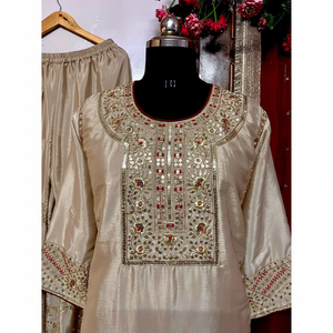 Conjunto de traje XL de diseñador con Secuencia y trabajo de hilo - Product Image 1