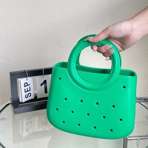 Bolso de mano EVA para mujer, nuevo bolso DIY con agujeros, impermeable, para ir al trabajo, para la playa, moderno y portátil, con agujeros circulares. - Product Image 3