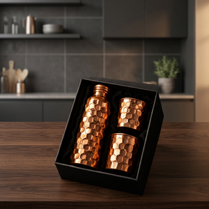 Juego de Botella de Agua de Cobre Puro Ayurvédico, Martillada, con 2 Tazas, Moderna, de Lujo, Portátil, en Caja de Regalo - Product Image 1