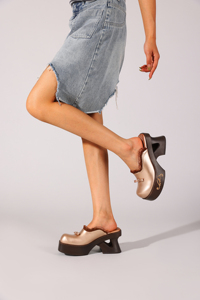 KUOCO Sabots en bois faits à la main Sandales compensées pour femmes Mules élégantes en bois - Product Image 5