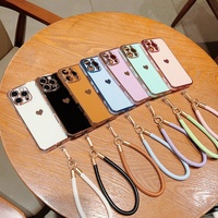 Étui de téléphone de luxe en TPU souple électroplaqué antichoc avec béquille et dragonne motif cœur pour 16 Pro Max (7 couleurs)