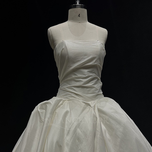 Robe de mariée vintage NT18 en satin ivoire avec fermeture éclair, dentelle florale, appliques en cristal et traîne chapelle - Product Image 5