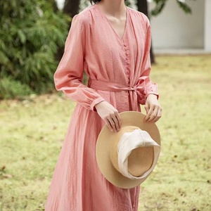 Abito lungo da donna rosa con scollo a V e cintura, maniche a sbuffo, abbottonatura frontale, in tessuto testurizzato, per vacanze estive - Product Image 2