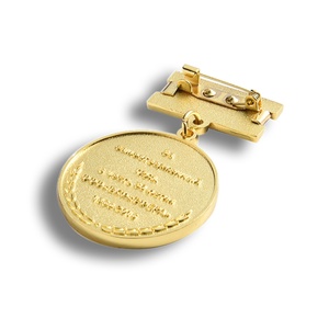 Medalla de Metal Dorada con Relieve y Amuleto, Diseño Personalizado para Recuerdo - Product Image 6