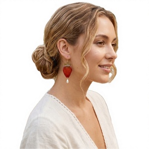 Boucles d'oreilles pendantes bohèmes tendance pour femme, en acier inoxydable plaqué argent, faites à la main, avec breloques fraise et perles d'imitation, idéales pour les soirées - Product Image 2