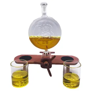 rượu vang thủy tinh 2pc Suppliers-Máy Chai Thủy Tinh Decanter Hình Tròn Chai Thủy Tinh Whiskey Decanter Với 2 Ly Đế Gỗ