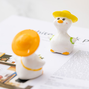 Ornement en céramique créatif en forme de canard au chapeau jaune, au design mignon, pour bureau, décoration apaisante et animale de compagnie - Product Image 1