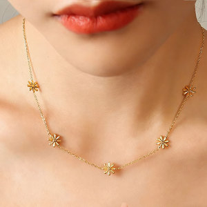 Delicado Collar de Mujer con Colgante de Margarita, Chapado en Oro PVD de 14k y 18k, Acero Inoxidable 316L, Joyería Fina - Product Image 1