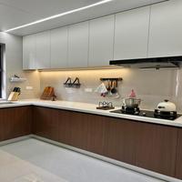 Armoire murale flottante en bois massif personnalisée, sans poignée, avec étagère intérieure réglable, design anti-humidité pour cuisine moderne