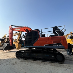 Excavatrice sur chenilles Doosan DX300LCA d'occasion, 30 tonnes, d'origine coréenne, hydraulique, bon état, en stock - Product Image 1