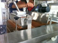 Machine continue automatique de revêtement de crème glacée au chocolat pour la fabrication de chocolat