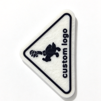 Écussons en silicone personnalisés haut de gamme avec dos en microfibre, badges en silicone 3D gaufrés à coudre pour vêtements de sport, vestes, sweats à capuche et autres articles vestimentaires
