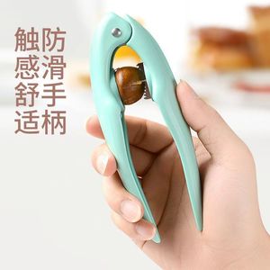 ที่เปิดเกาลัดแบบพลาสติก ใช้งานง่าย ดีไซน์ด้ามจับเพื่อการเปิดเกาลัดดิบ - Product Image 3