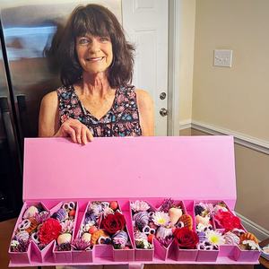 Caja de Regalo para el Día de la Madre con Forma de Letra de Cartón 'MAMA' para Arreglos Florales - Product Image 1