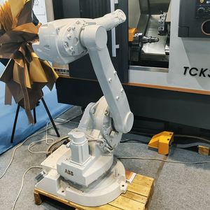 Bras robotisé industriel 6 axes haute précision HWINT en promotion pour l'entretien, le chargement, le déchargement et le transfert de pièces sur machines CNC - Product Image 1