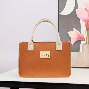 La combinación del bolso y el folleto de armas secretas de la industria de seguros ya está a la venta con un descuento del 3% - Product Image 1