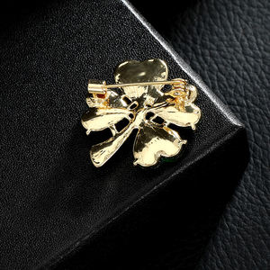 Vente en gros de bijoux tendances broches en strass trèfle à quatre feuilles vert fantaisie olive en cristal pour femmes - Product Image 3