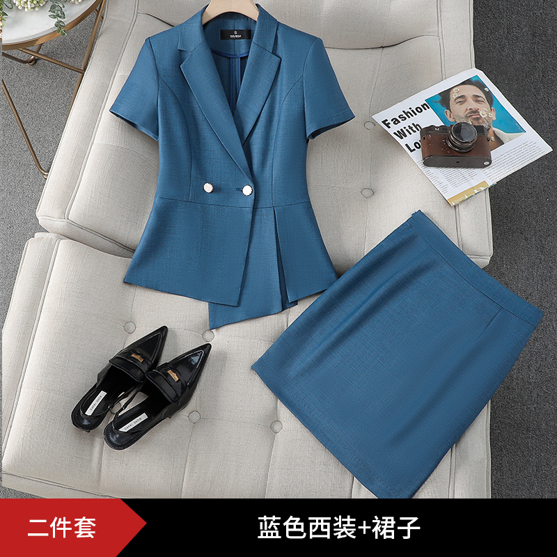 Traje azul + falda