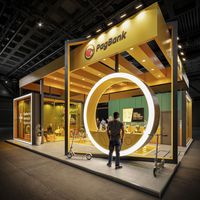 Grand stand d'exposition pour boulangerie avec comptoir et étagères de présentation, finition personnalisée, stand d'exposition irrégulier