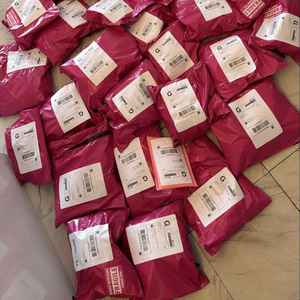 บรรจุภัณฑ์พิมพ์ลายกาวในตัวกันน้ำ ย่อยสลายได้ ผลิตตามสั่ง คุณภาพสูง เป็นมิตรกับสิ่งแวดล้อม สีดำ สำหรับกระเป๋า พร้อมโลโก้ตามต้องการ - Product Image 3