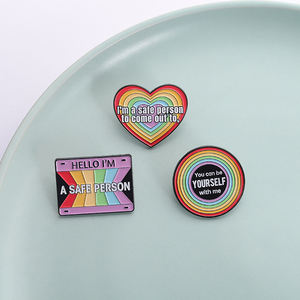 Vous pouvez être vous-même avec moi Épingle en émail Je suis une personne sûre pour sortir à Rainbow Broche Lapel Badge LGBTQ Bijoux Cadeaux lesbiens - Product Image 2