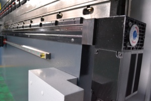 מכונת כיפוף פחים אוטומטית מדויקת הידראולית CNC של MK עם מנוע משאבה לשימוש תעשייתי - Product Image 5