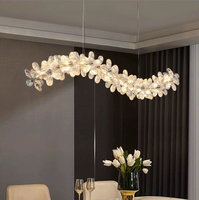 Tables de restaurant de style européen moderne et luxueux, luminaire suspendu linéaire LED en forme de fleur à cinq pétales en cristal ondulé