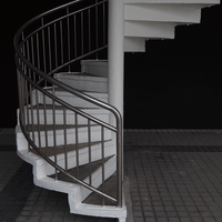 Escalier en spirale industriel Prima, escalier en acier robuste avec marches antidérapantes pour entrepôt