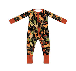 Mono de bebé retro negro con estampado de setas silvestres y bambú, manga larga, con cremallera completa, para recién nacido - Product Image 1