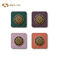 Étiquette en cuir cousue sur mesure avec logo de marque, design à points carrés, pour vêtements Abaya, fabriquée par Jinyi OEM ODM Leather Patch Factory