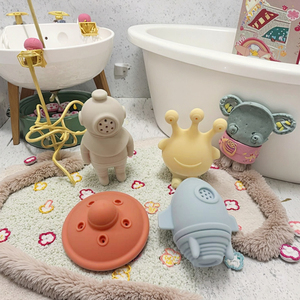 Nouveau jouet de bain personnalisé pour bébé, poupée de dessin animé pulvérisatrice d'eau, jouet de bain en silicone pour enfants - Product Image 5